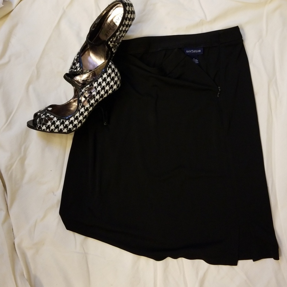Ann Taylor zip up black skirt *new lower price*